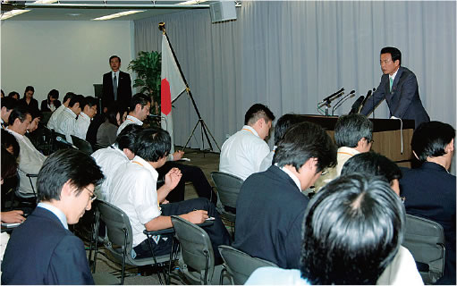 外務大臣再任を受けて記者会見する麻生外務大臣