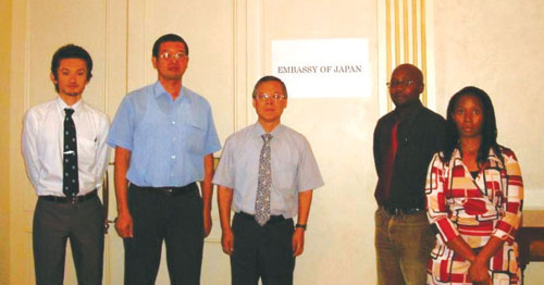 写真・新設された在ボツワナ日本国大使館のスタッフ