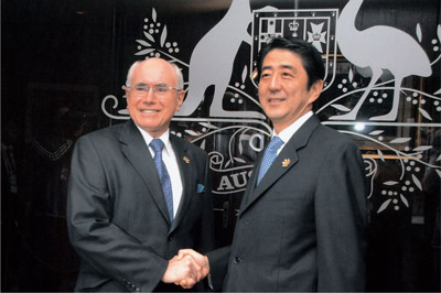 写真・日豪首脳会談での安倍総理大臣とハワード・オーストラリア首相