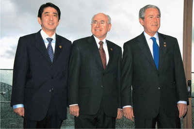 写真・日米豪首脳朝食会での安倍総理大臣、ハワード・オーストラリア首相、ブッシュ・米国大統領