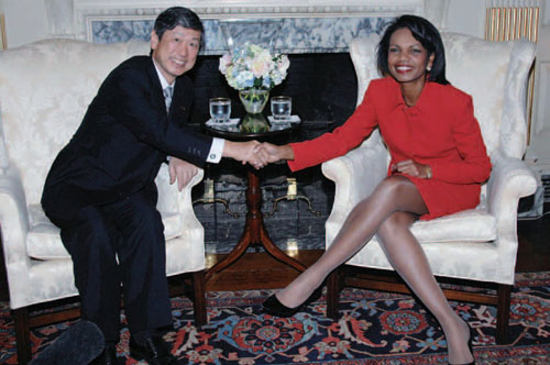 写真・ライス・米国国務長官と会談する高村外務大臣
