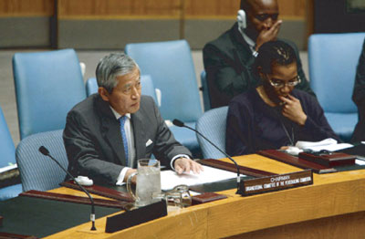 写真・国連安全保障理事会で平和構築委員会の第1回年次報告を行う高須国連大使（平和構築委員会議長）