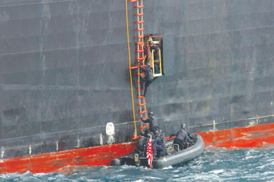 写真・PSI海上阻止訓練「Pacific Shield 07」の模様（容疑船に乗り込む海上自衛隊乗船チーム）