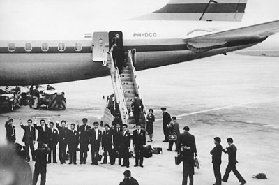 写真・フィリピンに向け出発する青年海外協力隊第1期生