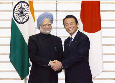 写真・首脳会談に臨む麻生総理大臣とシン・インド首相
