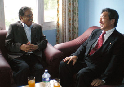 写真・ダハール・マオイスト委員長（プラチャンダ）と会談する宇野外務大臣政務官