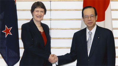 写真・日・ニュージーランド首脳会談に臨む福田総理大臣とクラーク・ニュージーランド首相