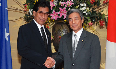写真・昼食会に臨む中曽根外務大臣とモリ・ミクロネシア大統領