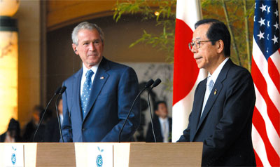 写真・日米首脳会談に臨む福田総理大臣（右）とブッシュ米国大統領