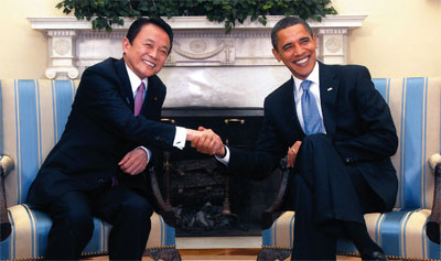 写真・日米首脳会談に臨む麻生総理大臣（左）とオバマ米国大統領