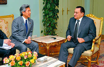 中曽根外務大臣（左）のムバラク・エジプト大統領表敬（5月3日、エジプト）