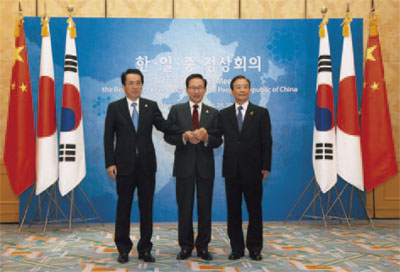 日中韓首脳会議に出席する菅総理大臣（左）、李明博（イミョンバク）韓国大統領（中央）、温家宝（おんかほう）中国国務院総理（右）（10月29日、ベトナム・ハノイ　写真提供：内閣広報室）
