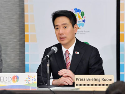 森林保全と気候変動に関する閣僚級会合で記者会見する前原外務大臣（10月26日、名古屋）
