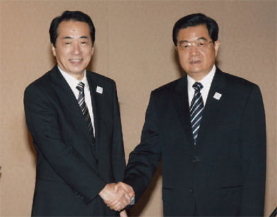 菅総理大臣（左）と胡錦濤（こきんとう）中国国家主席との日中首脳会談（6月27日、カナダ・トロント　写真提供：内閣広報室）
