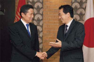 日本の民間企業との懇談会に臨む菅総理大臣（右）とバトボルド・モンゴル首相（10月2日、東京　写真提供：内閣広報室）