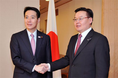 外相会談に臨む前原外務大臣（左）とザンダンシャタル・モンゴル外交・貿易相（11月16日、東京）