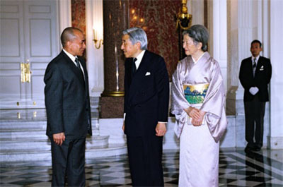 シハモ二・カンボジア国王陛下御退京につき、迎賓館赤坂離宮を御訪問になる天皇皇后両陛下（5月19日、東京　写真提供：宮内庁）