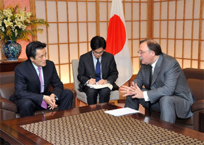 日・グルジア外相会談に臨む岡田外務大臣（左）とヴァシャッゼ・グルジア外相（3月11日、東京）