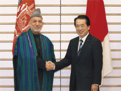 日・アフガニスタン首脳会談に臨む菅総理大臣（右）とカルザイ・アフガニスタン大統領（6月17日、東京　写真提供：内閣広報室）