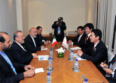 第3回バリ民主主義フォーラム出席時に、モッタキ・イラン外相（左列奥から3番目）と会談する前原外務大臣（右列奥から3番目）（12月9日、インドネシア・バリ）