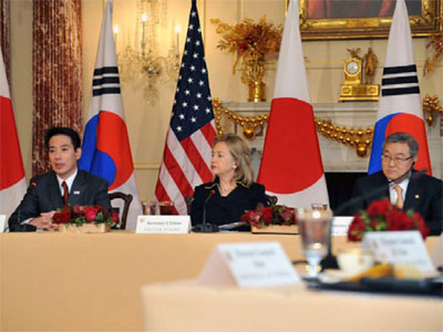 日米韓外相会合における前原外務大臣（左）、クリントン米国国務長官（中央）、金星煥（キムソンファン）外交通商部長官（右）（12月6日、米国・ワシントン）