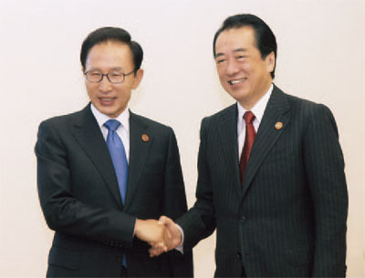 日韓首脳会談における菅総理大臣（右）と李明博（イミョンバク）韓国大統領（11月14日、横浜　写真提供：内閣広報室）