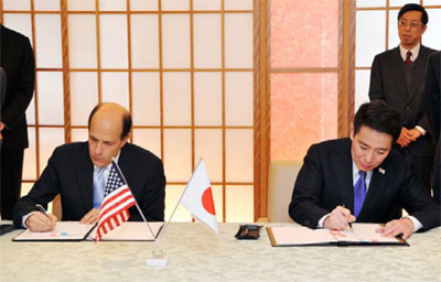 在日駐留経費負担特別協定に署名する前原外務大臣（右）とルース駐日米国大使（1月21日、東京）