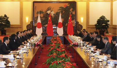 野田総理大臣（右）と温家宝国務院総理との日中首脳会談（12月25日、北京　写真提供：内閣広報室）