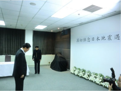 駐中国日本国大使館で黙とうする胡錦濤国家主席（3月18日、北京）