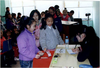 煙台市少年合唱団による募金活動（3月25日、山東省）