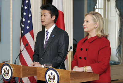日米外相共同記者会見に臨む玄葉外務大臣（左）とクリントン米国国務長官（12月19日、ワシントン）