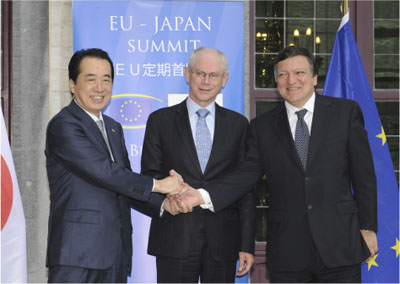 日EU定期首脳協議に臨む菅総理大臣（左）、ファン＝ロンパイ欧州理事会議長（中央）、バローゾ欧州委員会委員長（右）（5月28日、ベルギー・ブリュッセル　写真提供：内閣広報室）