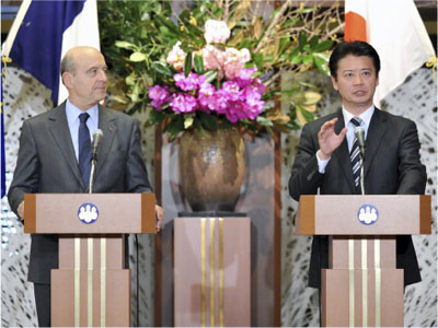 第1回日仏外相戦略対話の記者会見における玄葉外務大臣（右）とジュペ・フランス外相（1月13日、東京）