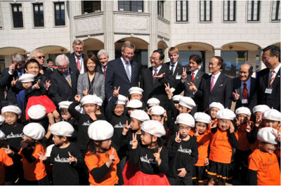 徳島県鳴門市を訪問中のヴルフ・ドイツ大統領（中央）（10月27日　写真提供：Kohei Sudo / German Embassy Tokyo）