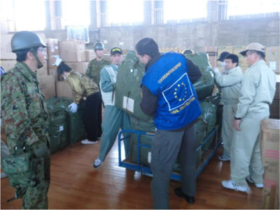 《コラム》現場の自衛隊員と共に物資搬入を行うEU緊急援助チーム（宮城県山元町）