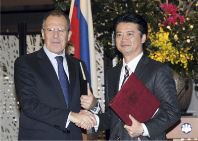 日露外相会談における玄葉外務大臣（右）とラヴロフ・ロシア外相（2012年1月28日、東京）