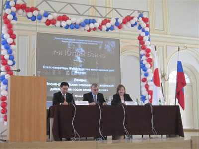 サンクトペテルブルク大学において講演する伴野外務副大臣（左）（5月10日、ロシア・サンクトペテルブルク）