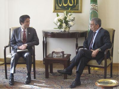 ムーサ・アラブ連盟事務局長と会談する徳永外務大臣政務官（左）（5月7日、エジプト）