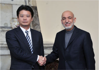 カルザイ・アフガニスタン大統領との会談に臨む玄葉外務大臣（左）（2012年1月11日、アフガニスタン）