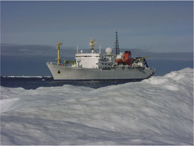 海洋地域研究船「みらい」（写真提供：文部科学省）