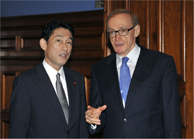 日豪外相会談における岸田外務大臣（左）とカー・オーストラリア外相（2013年1月13日、オーストラリア・シドニー）