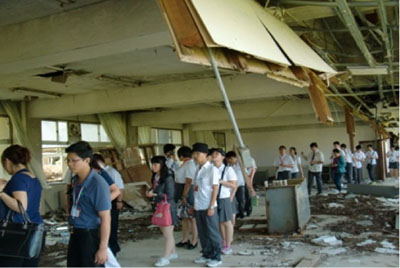 宮城県農業高等学校旧校舎内を視察する中国高校生（8月21日、写真提供：日本国際協力センター（JICE））