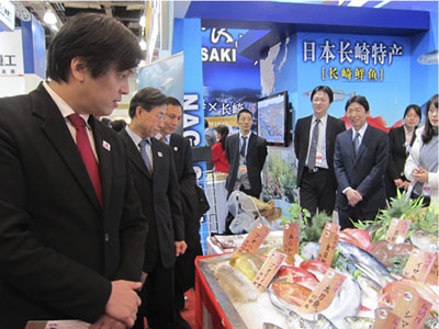 「元気な日本」展示会内覧会を視察する中野譲外務大臣政務官（2月23日、中国・上海）