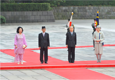国賓として訪日中のマレーシア国王王妃両陛下の歓迎行事に御出席になる天皇皇后両陛下（10月3日、宮殿東庭　写真提供：宮内庁）