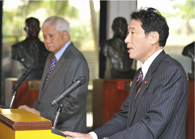 共同記者会見における岸田外務大臣（右）とロサリオ・フィリピン外相（2013年1月10日　フィリピン・マニラ）