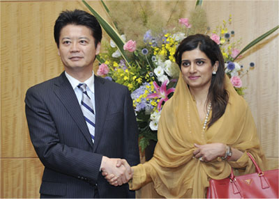 カル・パキスタン外相と会談する玄葉外務大臣（左）（7月8日、東京）