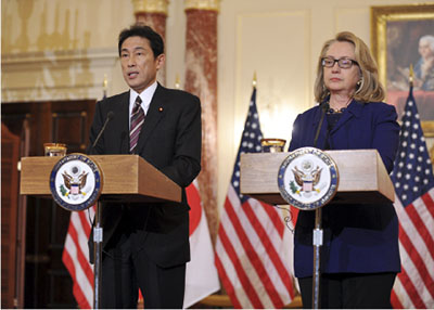 日米外相会談後の記者会見に臨む岸田外務大臣（左）とクリントン米国国務長官（2013年1月18日、ワシントン）