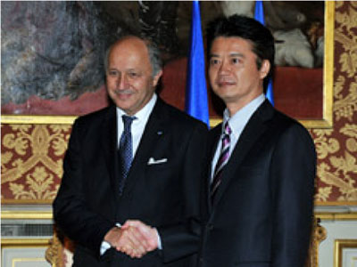 第2回日仏外相戦略対話に臨む玄葉外務大臣（右）とファビウス外相（10月16日、パリ）