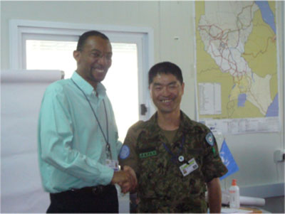 在南スーダン国連世界食糧計画（WFP）代表ニコイ氏と生田目所長（右）