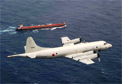 アデン湾を航行する貨物船（奥）と警戒監視活動を行う自衛隊P-3C哨戒機（手前）（写真提供：防衛省）
